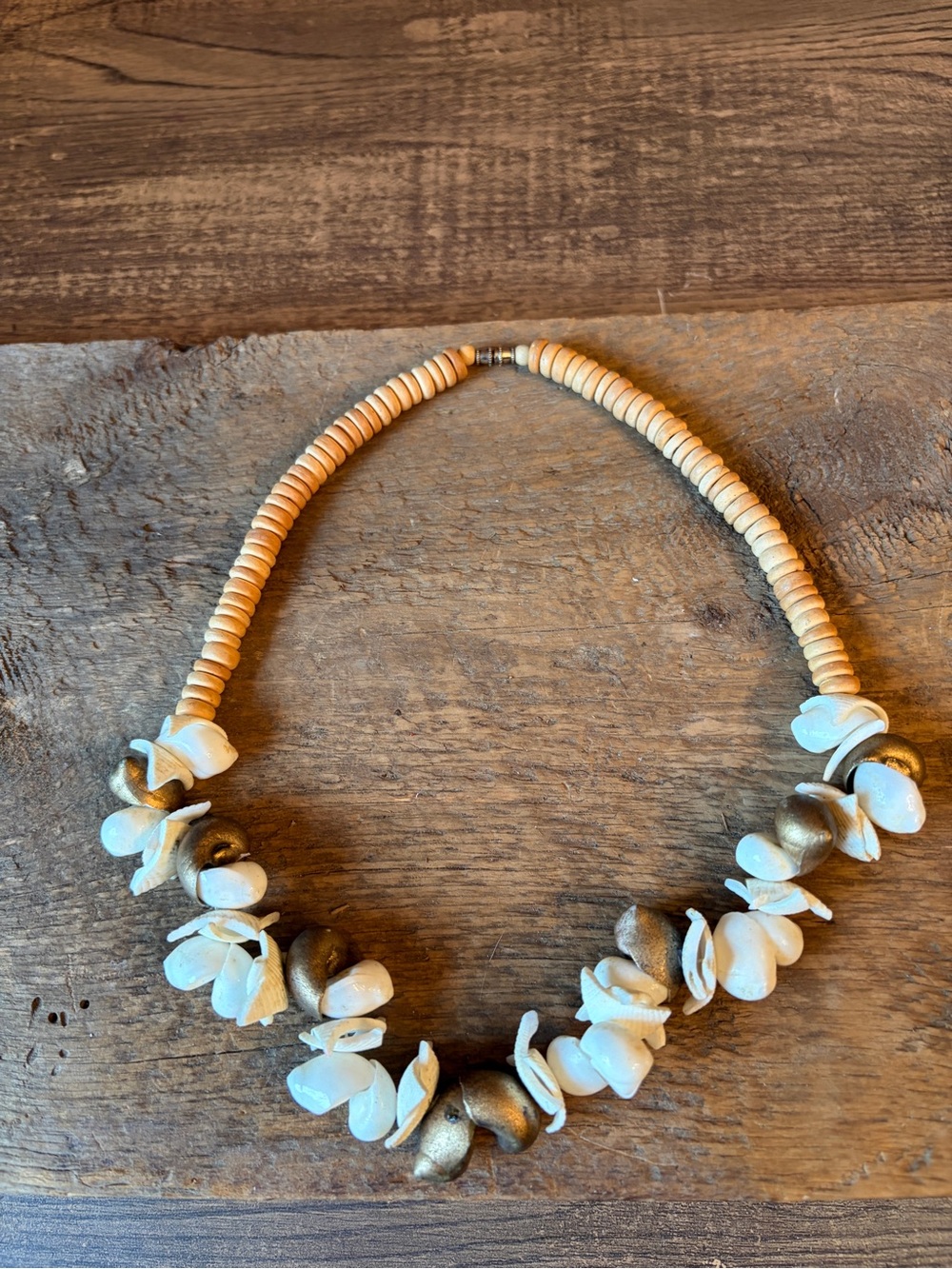 Vintage Puka Chips & Gold Accent Seashell Collar Necklace I Wooden Beads I EUC